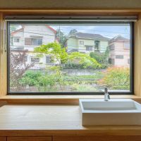 埼玉県入間市鍵山の売買物件/洗面カウンターからは、抜けの良い景色が楽しめます