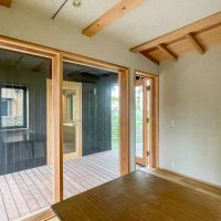 埼玉県入間市鍵山の売買物件/離れからデッキを見る。大きなガラスは小商いでも活かせそう