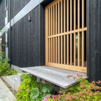 埼玉県入間市鍵山の売買物件/通りからアクセスできる離れへの入口は雰囲気がすてき