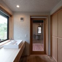 埼玉県入間市鍵山の売買物件/洗面を別のアングルで。奥のガラス戸の向こうは中廊下で、その先が離れです