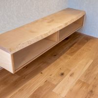 埼玉県入間市鍵山の売買物件/厚みのある一枚板を使ったテレビボードは、リビングの一角に