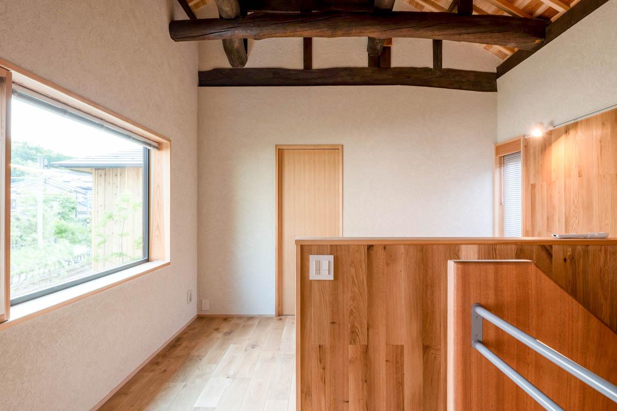 埼玉県入間市鍵山の売買物件/階段上がって、ホールになった部分がベッドスペース。扉の向こうにも小部屋があります