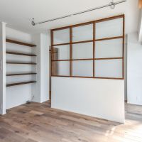 杉並区高円寺北の賃貸物件/室内窓のついた壁の頭上には、プロジェクターとスピーカーの取り付けが可能