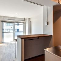 杉並区高円寺北の賃貸物件/キッチンと平行に作業台とダイニングテーブルとなるカウンターを造作