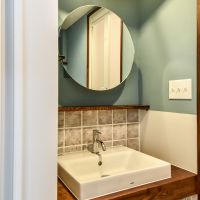杉並区高円寺北の賃貸物件/洗面、トイレの壁は木との相性が良いアイボリーとライトブルーのツートンカラー