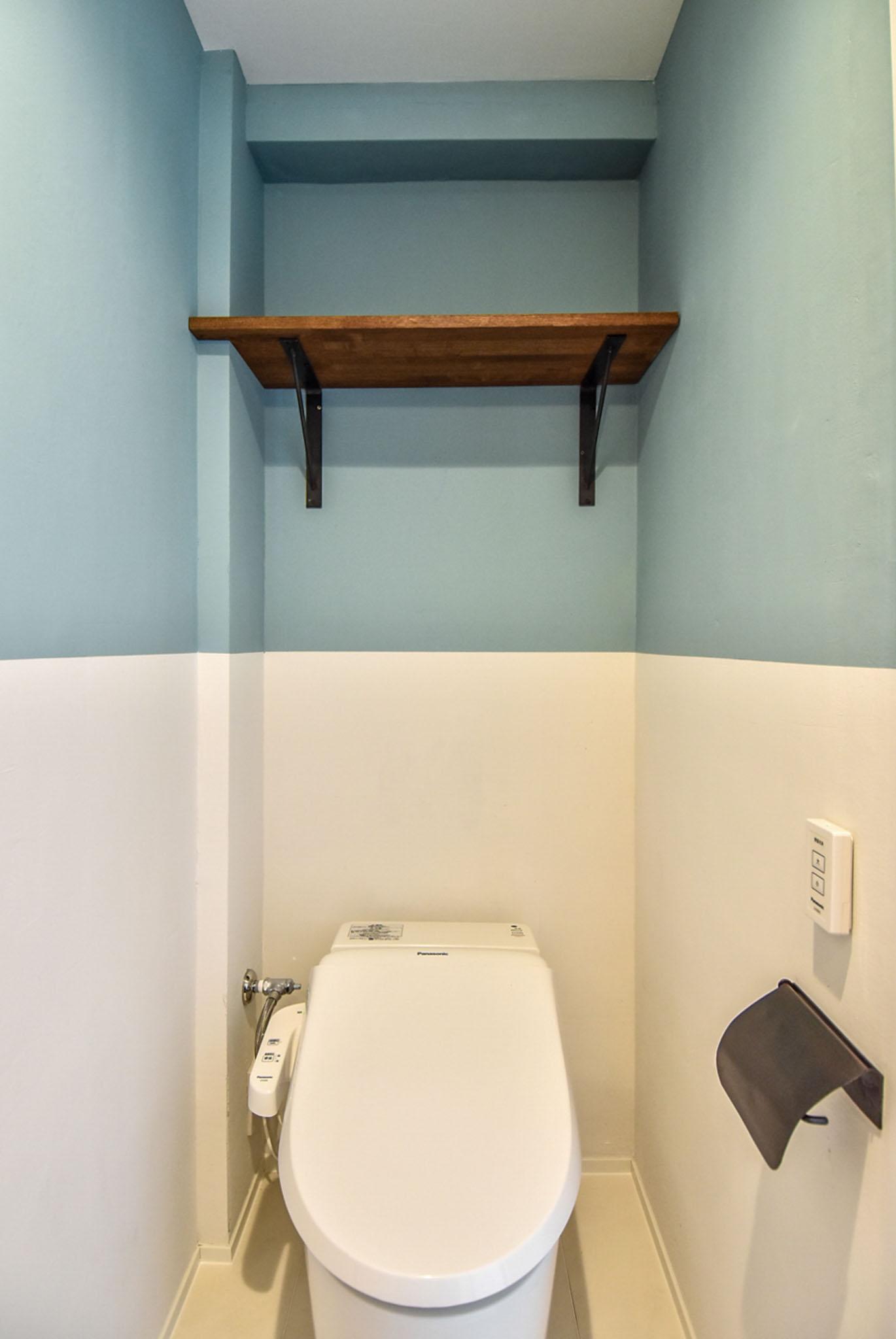 杉並区高円寺北の賃貸物件/洗面、トイレの壁は木との相性が良いアイボリーとライトブルーのツートンカラー
