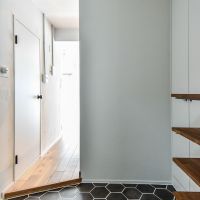 杉並区高円寺北の賃貸物件/玄関スペースをゆったり取り、外に出しておきたくない洗濯機を扉付きの収納の中へしまい込める設計

