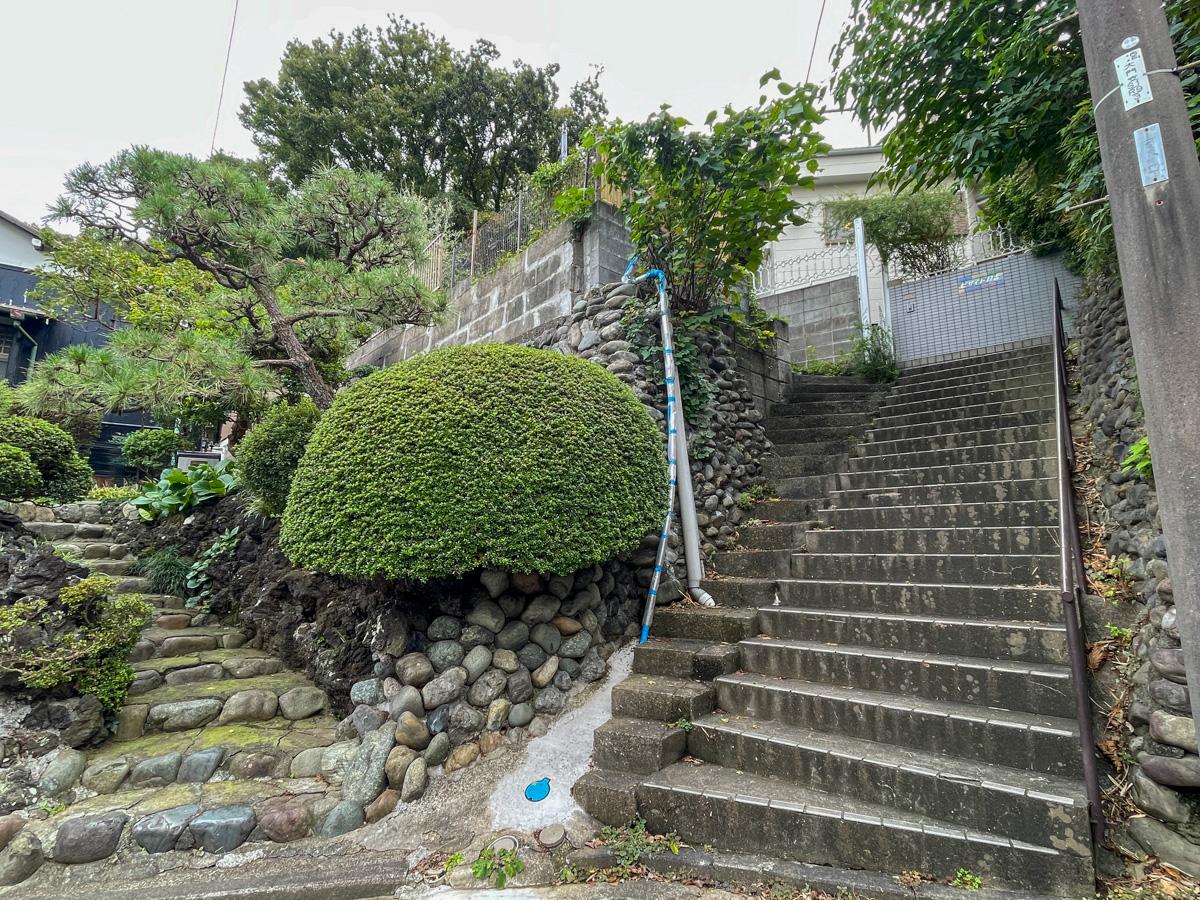 横浜市港北区日吉の賃貸物件/右側の階段をあがっていくかたち