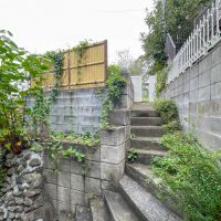 横浜市港北区日吉の賃貸物件/階段を曲がり、その先に今回の物件が待つ