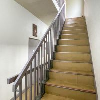 渋谷区松濤の賃貸物件/共用廊下。階段で3階まで上がるかたちです