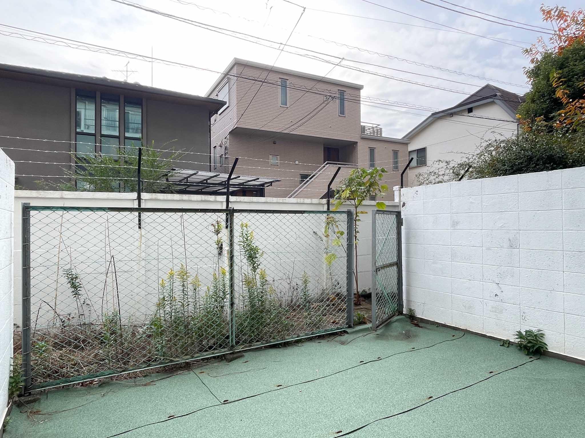 中野区東中野の賃貸物件/庭は囲まれていて、前面道路からは見えません