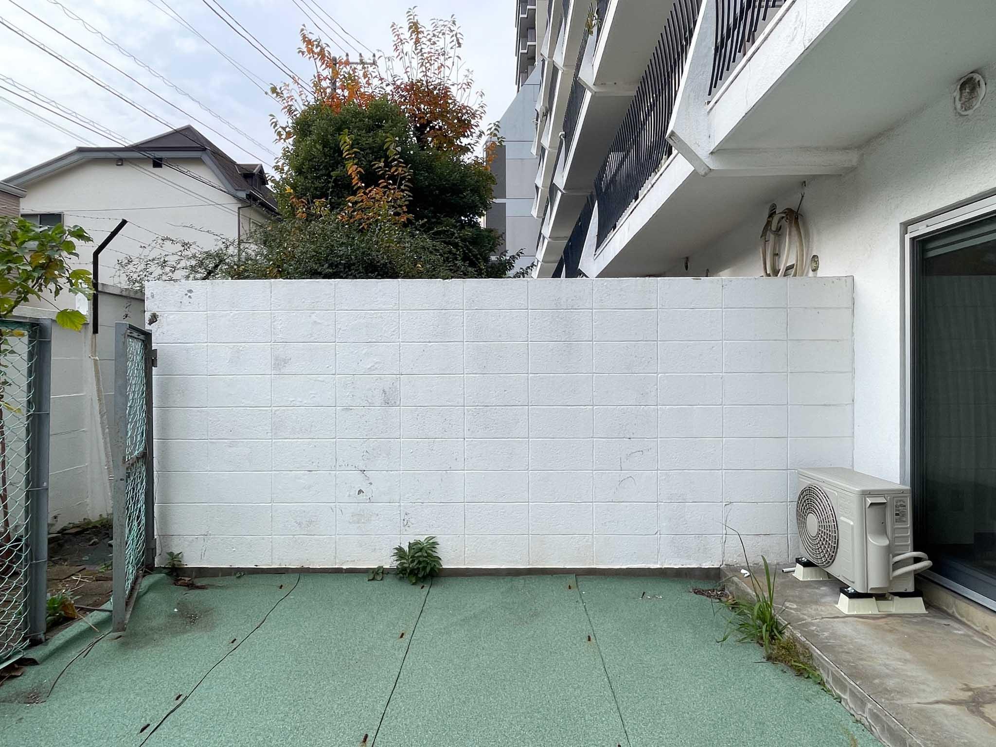 中野区東中野の賃貸物件/隣の区画との間も、十分に高い塀が立っています