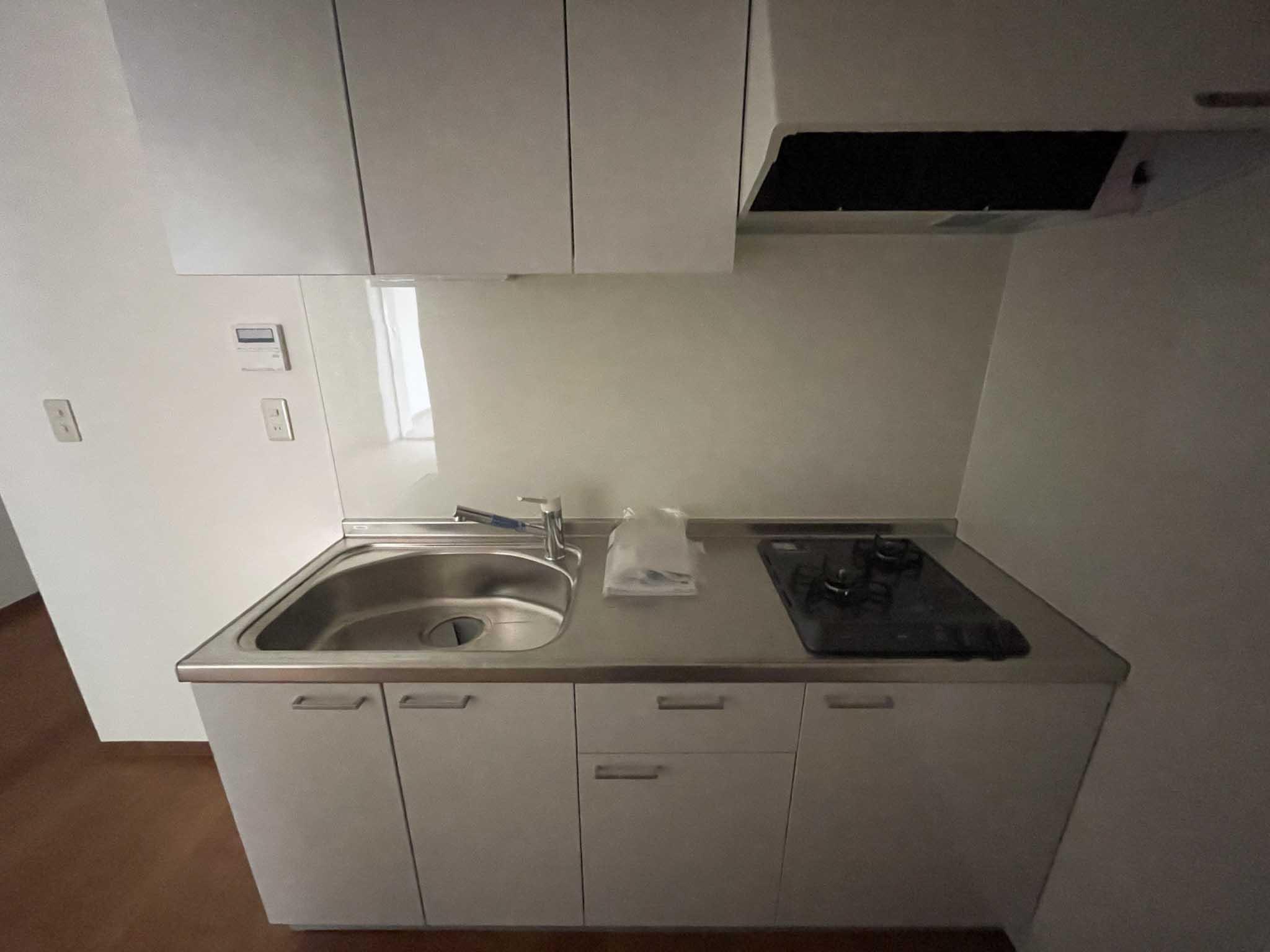 中野区東中野の賃貸物件/2口ガスコンロのキッチン。サイズは中、左側に冷蔵庫を置きます