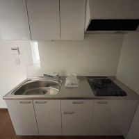 中野区東中野の賃貸物件/2口ガスコンロのキッチン。サイズは中、左側に冷蔵庫を置きます