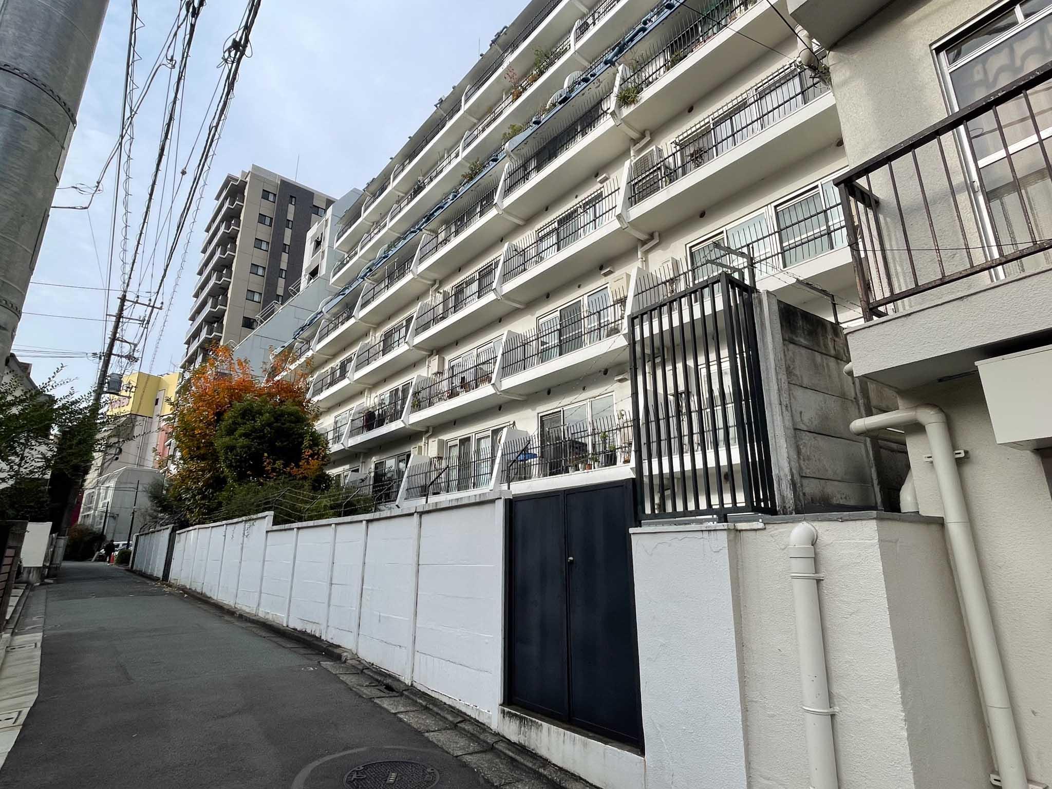 中野区東中野の賃貸物件/外観を南側から。前面道路からも庭は見えません