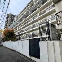 中野区東中野の賃貸物件/外観を南側から。前面道路からも庭は見えません
