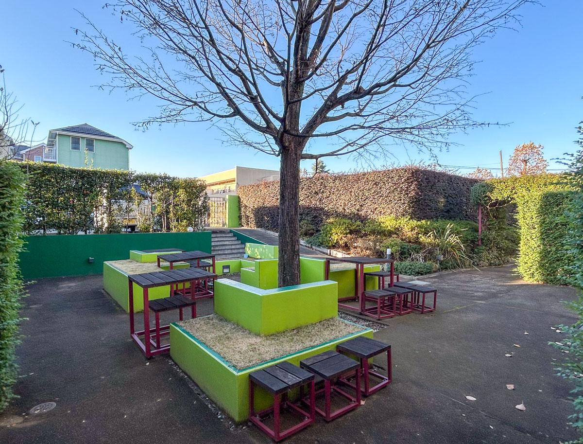 横浜市青葉区荏田北の賃貸物件/「アウトドアリビング」のコンセプトで作られた、共用の庭があります