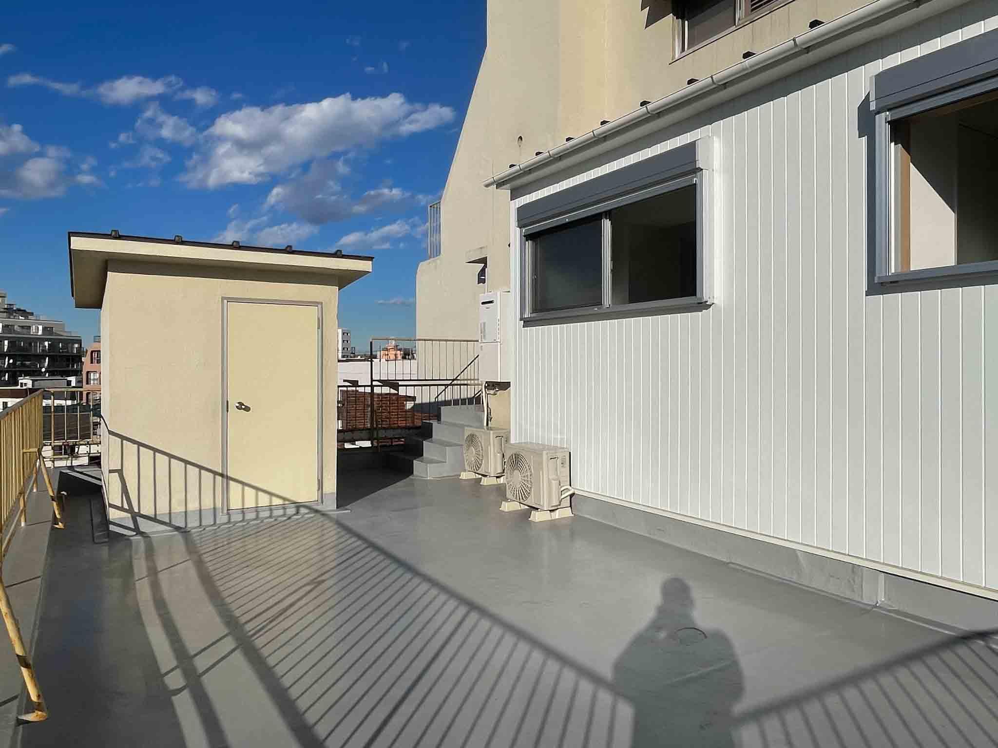 大田区田園調布の賃貸物件/ルーフバルコニーには物置きがあります（移動不可）