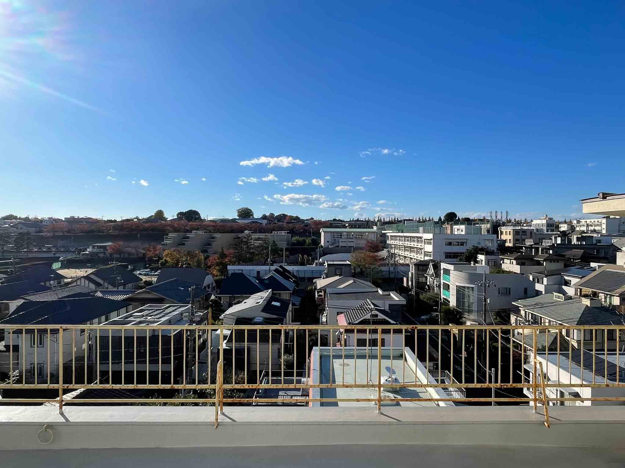 大田区田園調布の賃貸物件/この清々しい青空をルーフバルコニーから望みます