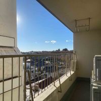 大田区田園調布の賃貸物件/南側のベランダ。目の前に高い建物が立っていますが、日当たりを遮るほどではありません