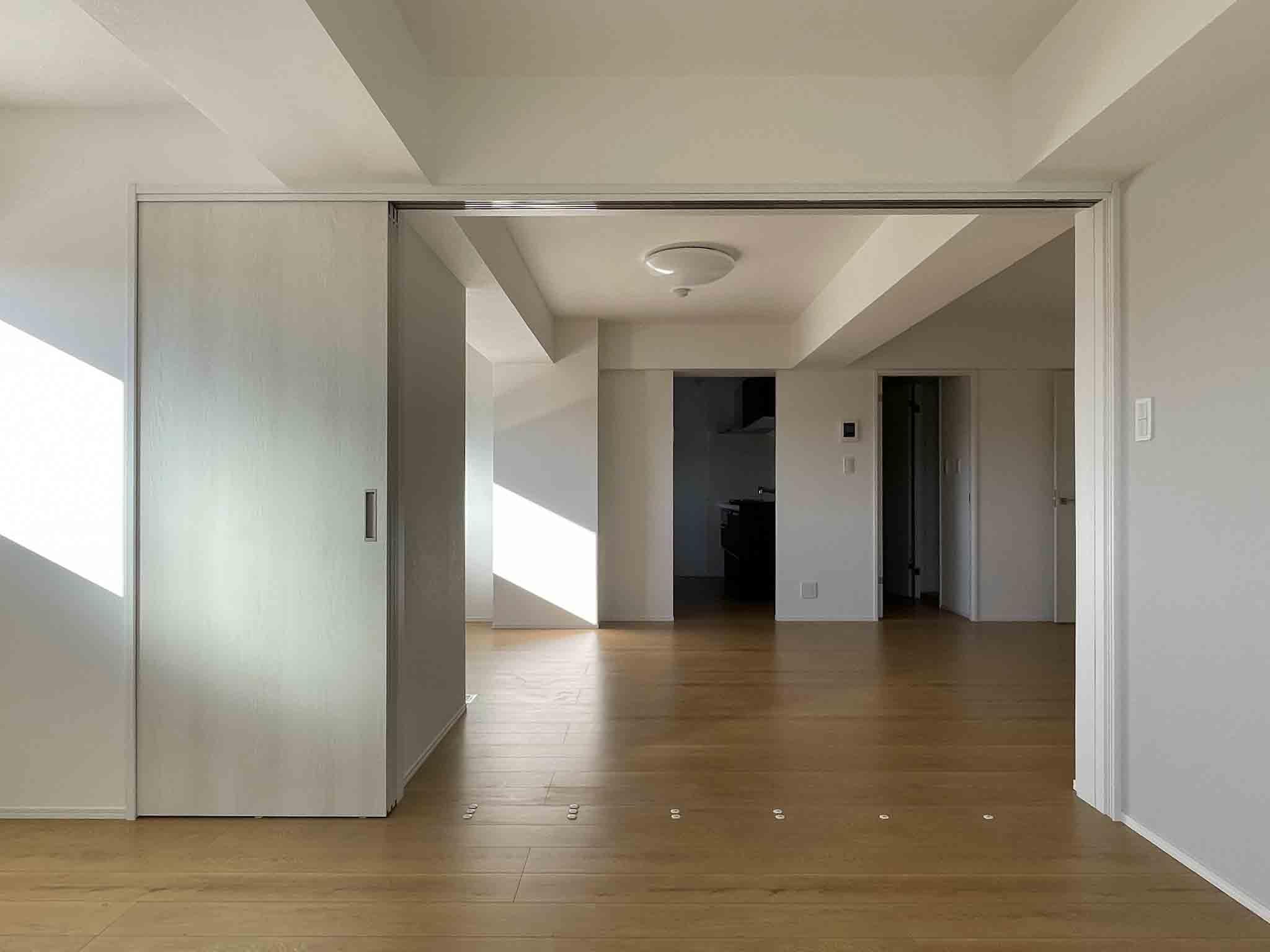大田区田園調布の賃貸物件/南西の洋室から、北へ向かって。引き戸で区切ることができます