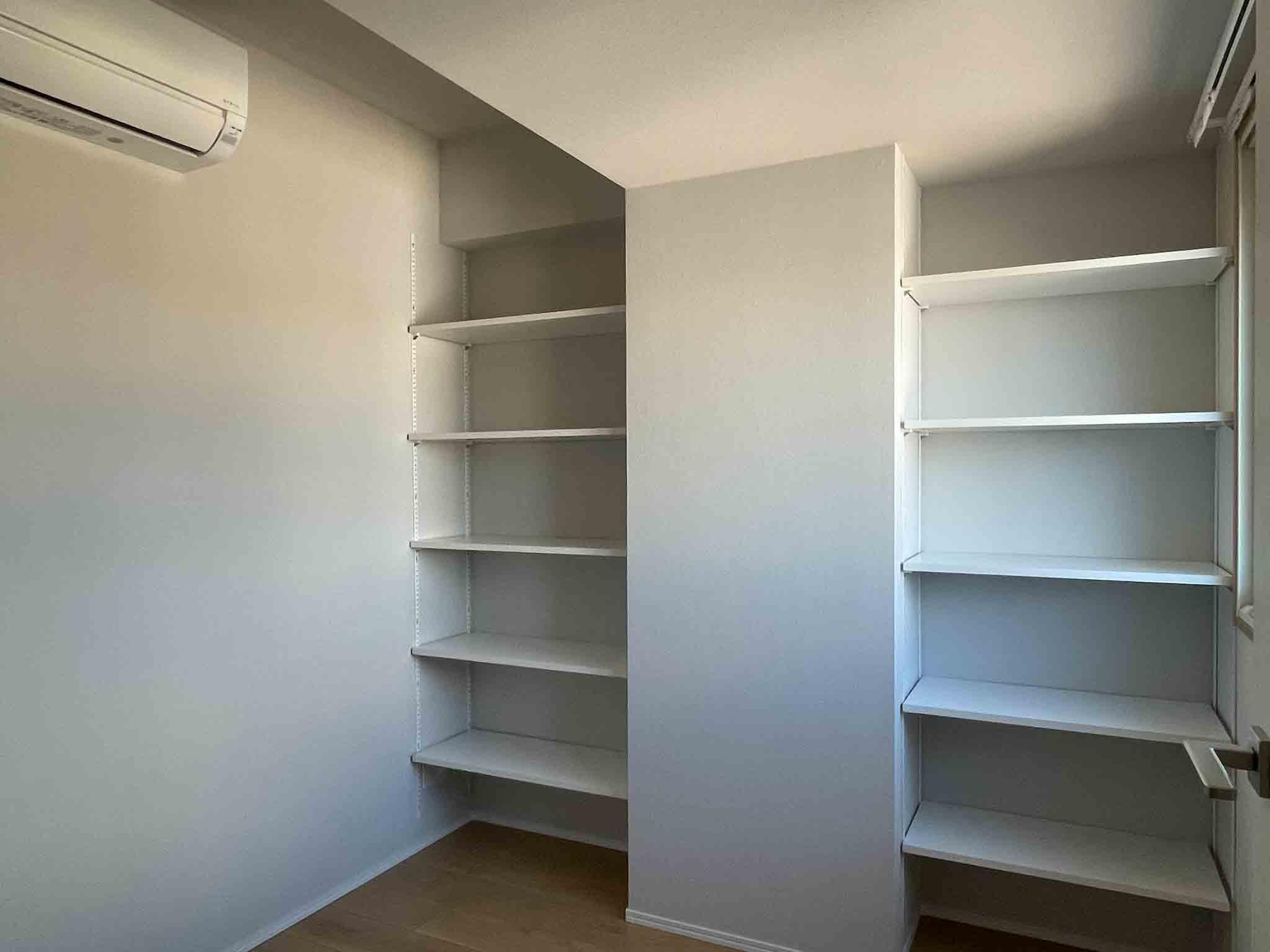 大田区田園調布の賃貸物件/北側のサービスルーム。エアコンは付いていますが3.3畳のため、寝室にするのは難しいかと。ここは
作業部屋に