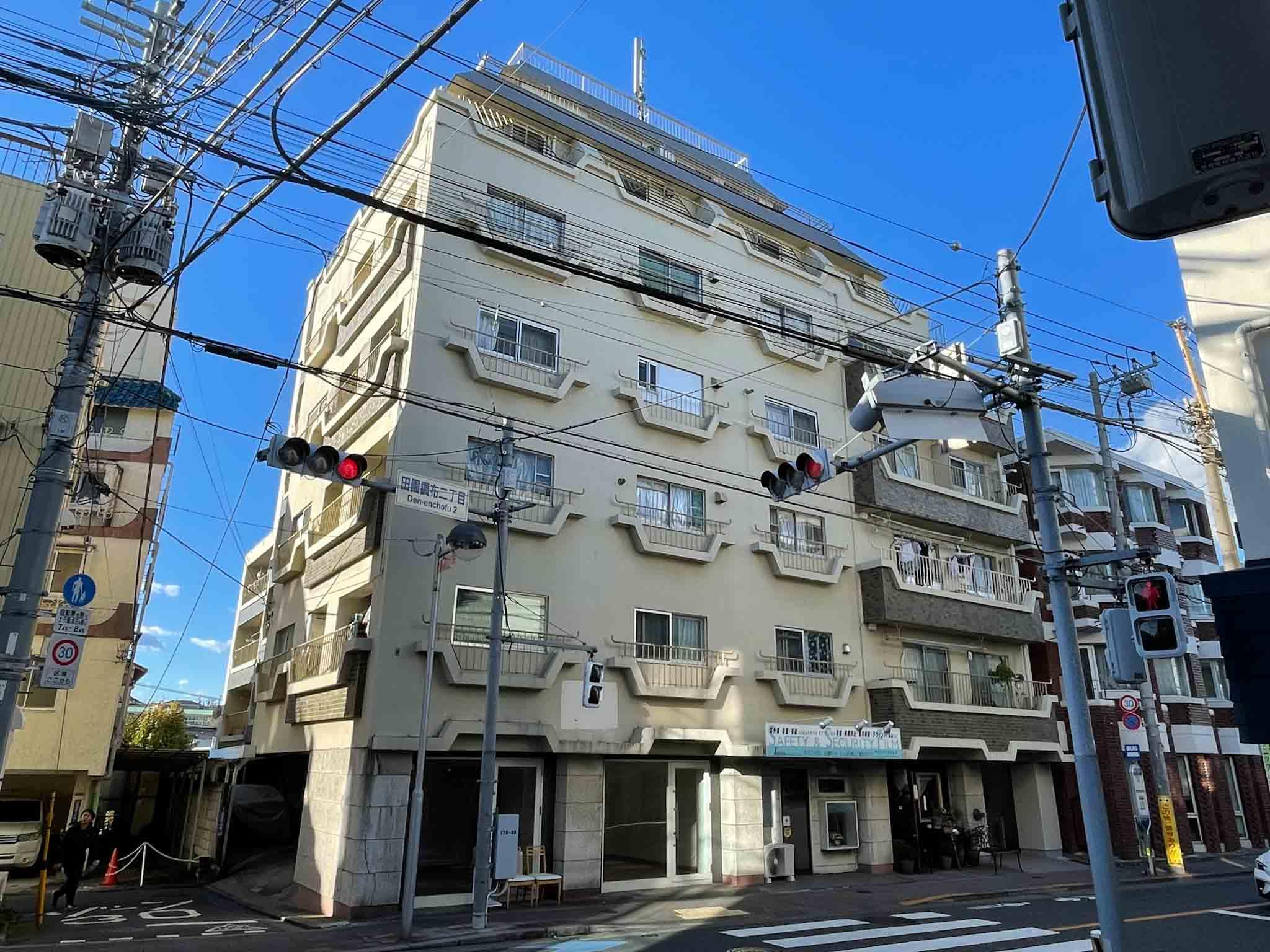 大田区田園調布の賃貸物件/外観。目の前のバス停には、田園調布駅行きのバスが停まります