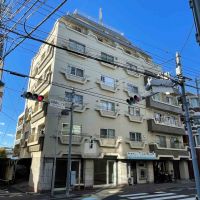 大田区田園調布の賃貸物件/外観。目の前のバス停には、田園調布駅行きのバスが停まります