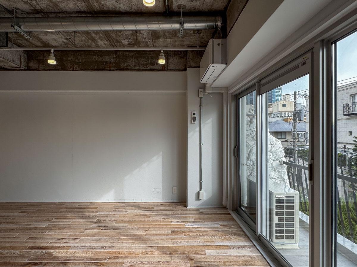 渋谷区南平台の売買物件/窓が大きく、外の景色を楽しみながら作業ができる