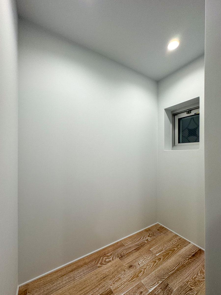 渋谷区南平台の売買物件/元シャワールームは物置きへと改装済み。住居として使う場合は設備の設置が必要です