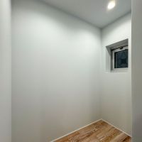 渋谷区南平台の売買物件/元シャワールームは物置きへと改装済み。住居として使う場合は設備の設置が必要です