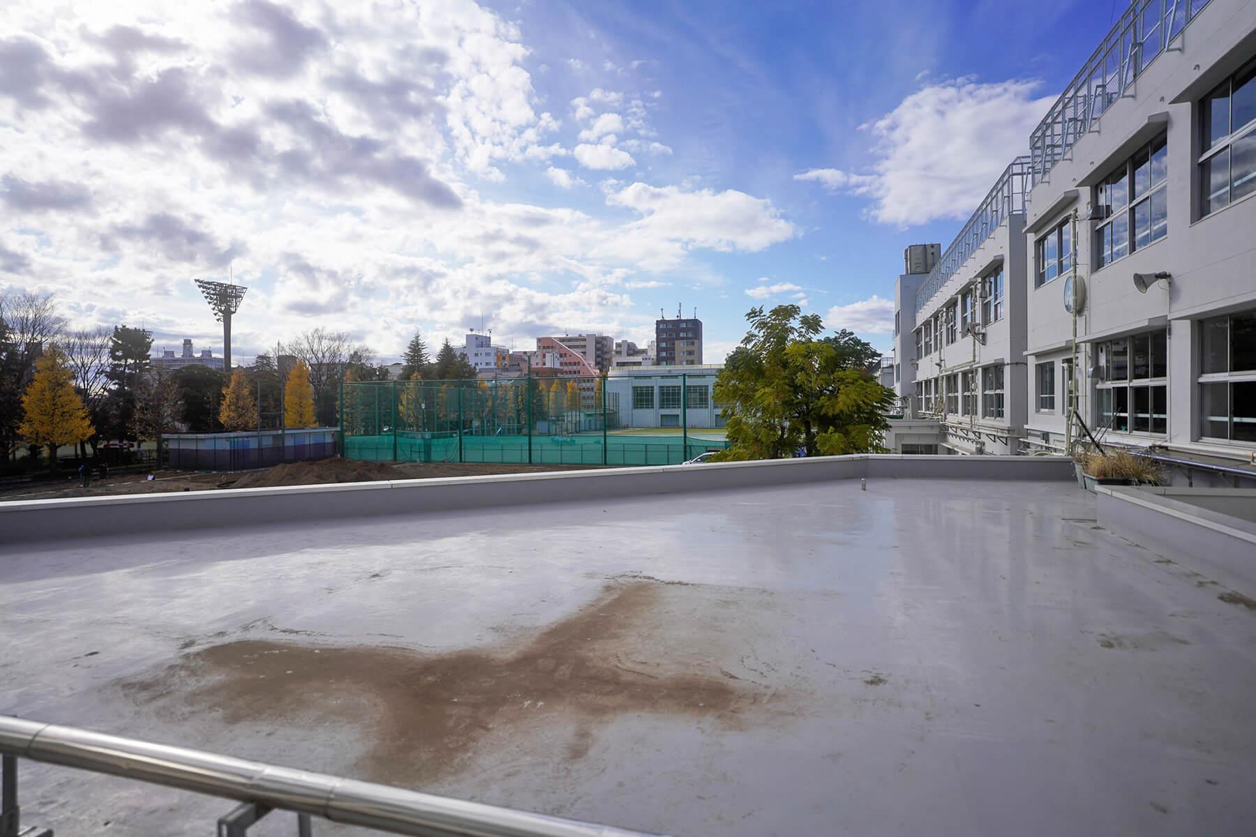 世田谷区池尻の賃貸物件/1階エントランス上のルーフバルコニー（工事中）。ここはベンチなどが置かれ、くつろぐスペースにもなります