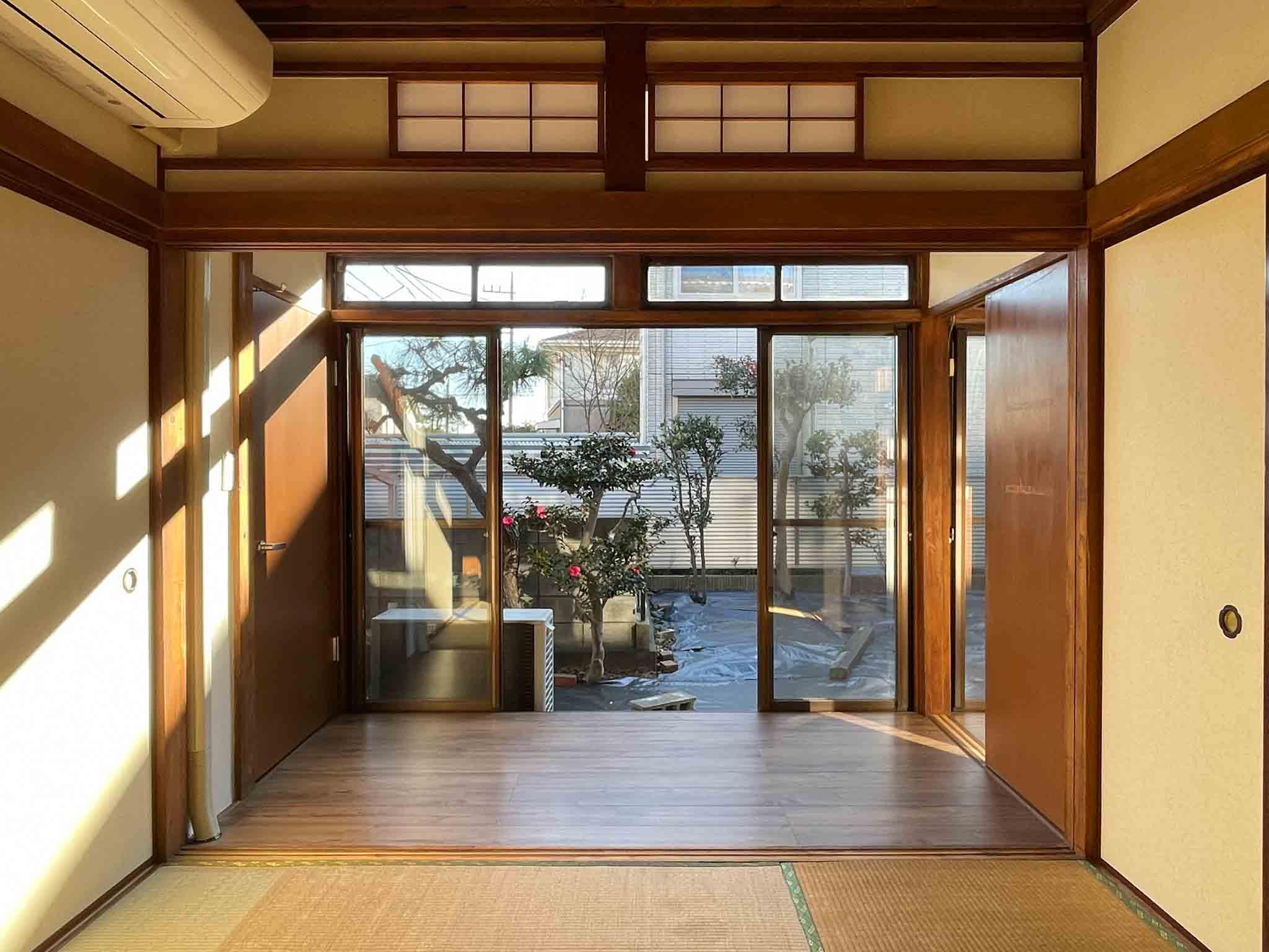 杉並区松ノ木の賃貸物件/4.5畳の和室からはちょうど緑が見えます