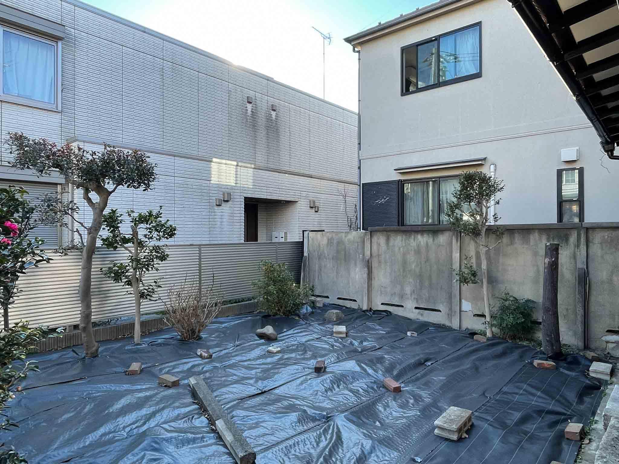 杉並区松ノ木の賃貸物件/広々と設けられた庭にはビニールが敷かれています。隣接する戸建からの視線は気になるかもしれません