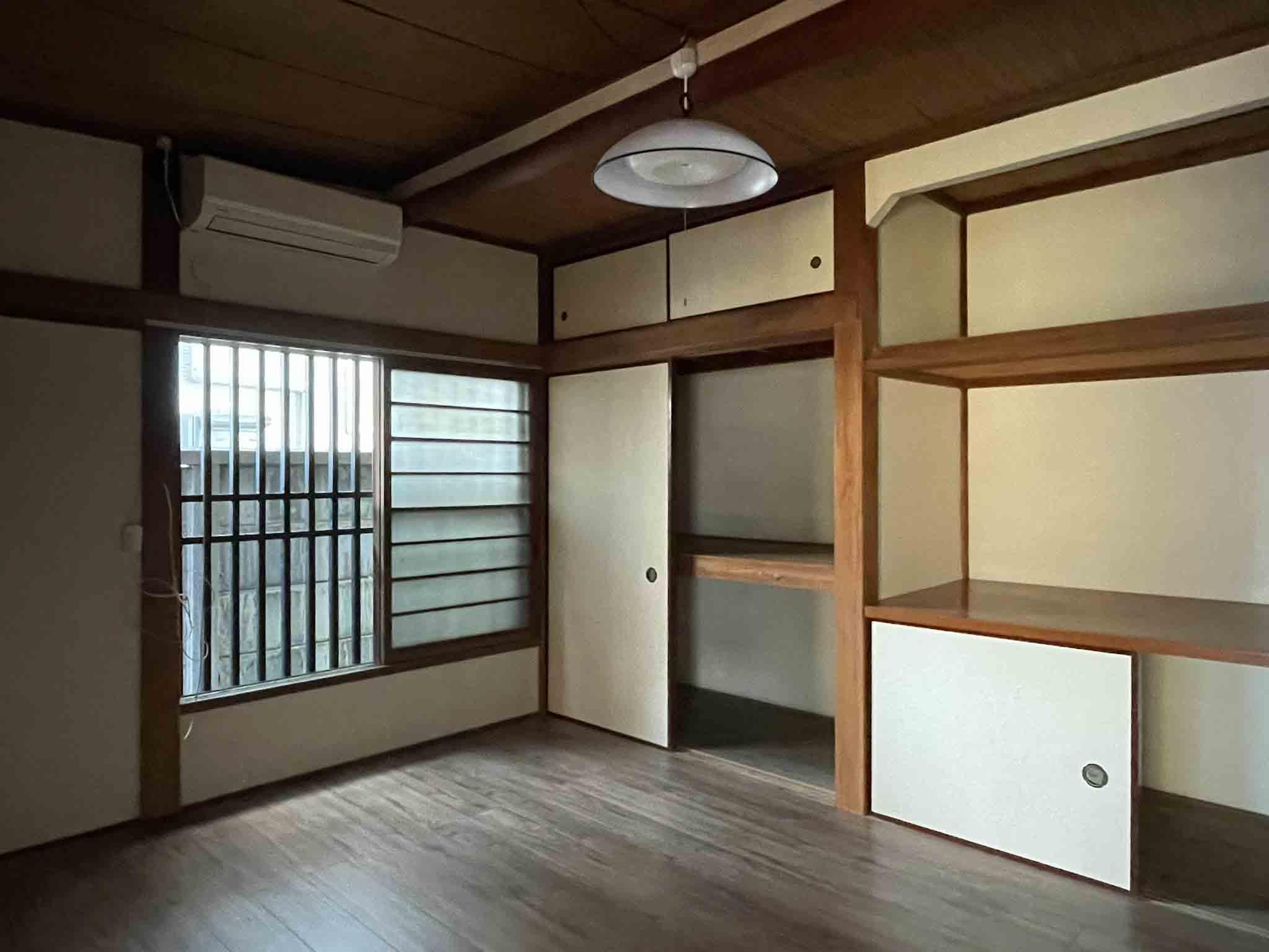 杉並区松ノ木の賃貸物件/1階：北側の洋室は日が入らず、かなり暗いです（エアコンあり）