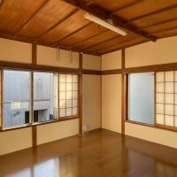 杉並区松ノ木の賃貸物件/2階：西側の洋室。天井が特徴的