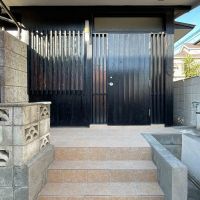 杉並区松ノ木の賃貸物件/玄関を外から。階段を数段上がります
