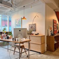 渋谷区桜丘町の賃貸物件/コミュニティオーガナイザー（運営スタッフ）のデスク。3階の入口を入ってすぐにあります