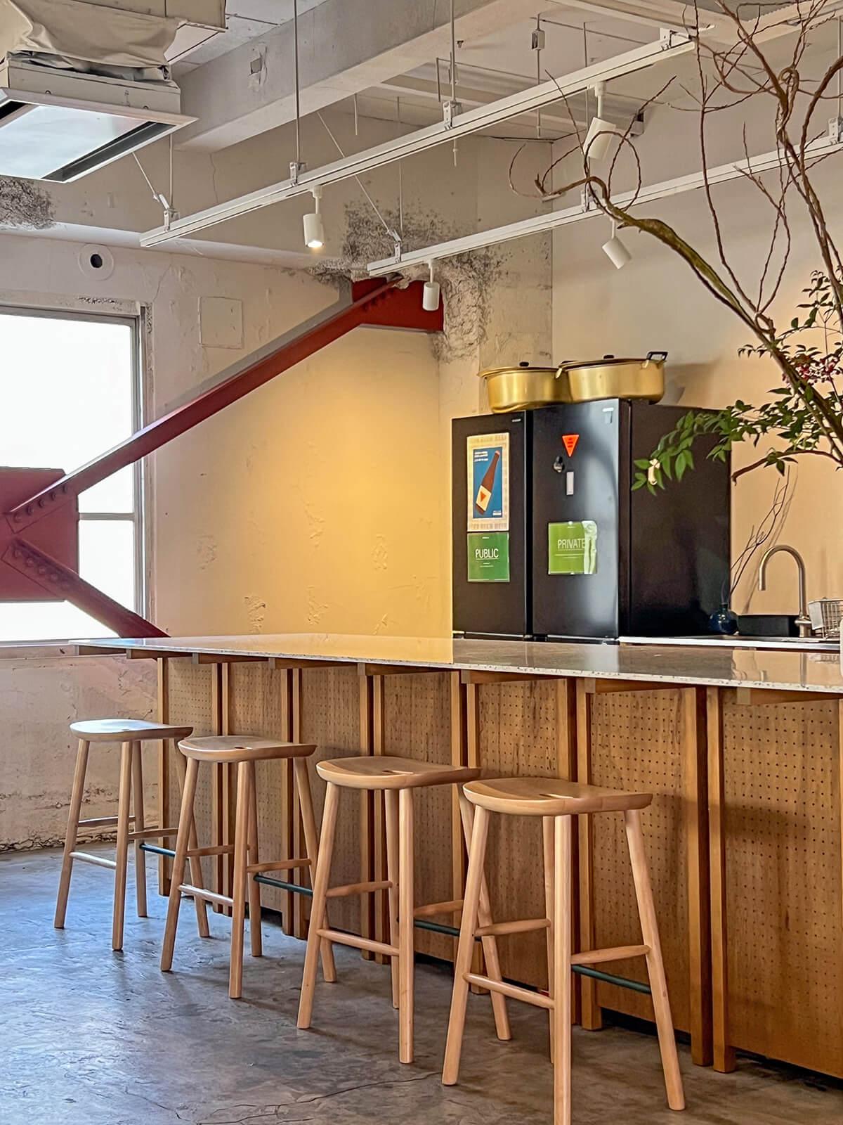 渋谷区桜丘町の賃貸物件/キッチンにはハイスツールもあるので、ちょっとしたコミュニケーションの場にもなっています