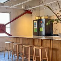 渋谷区桜丘町の賃貸物件/キッチンにはハイスツールもあるので、ちょっとしたコミュニケーションの場にもなっています