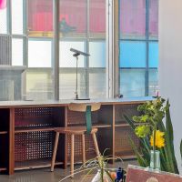 渋谷区桜丘町の賃貸物件/3階のフリーデスク。窓からは昨年オープンしたばかりの「渋谷サクラステージ」が