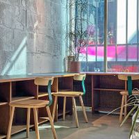 渋谷区桜丘町の賃貸物件/窓際のフリーデスクは気分を変えて作業するのにぴったりです