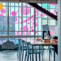 渋谷区桜丘町の賃貸物件/ミニラウンジ脇にはフリーデスク。いろんなところに居場所があるのがいいですね