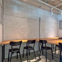 渋谷区桜丘町の賃貸物件/個室ブース7。T字型のデスク配置が特徴的です