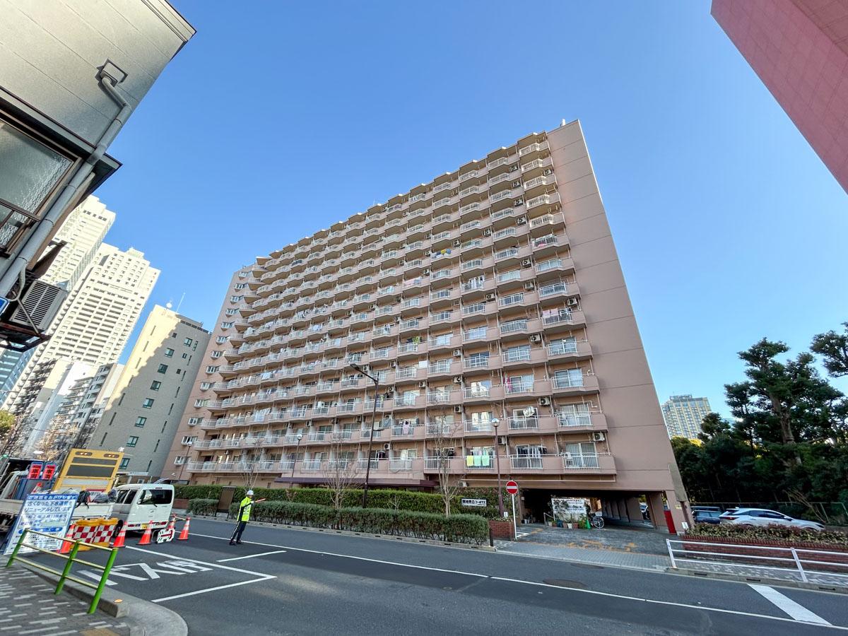 中央区築地の賃貸物件/川沿いにどっしりと立つレトロマンション