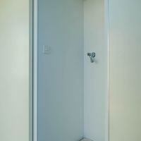 大田区北千束の賃貸物件/洗濯機置き場は引き戸で隠すことができる