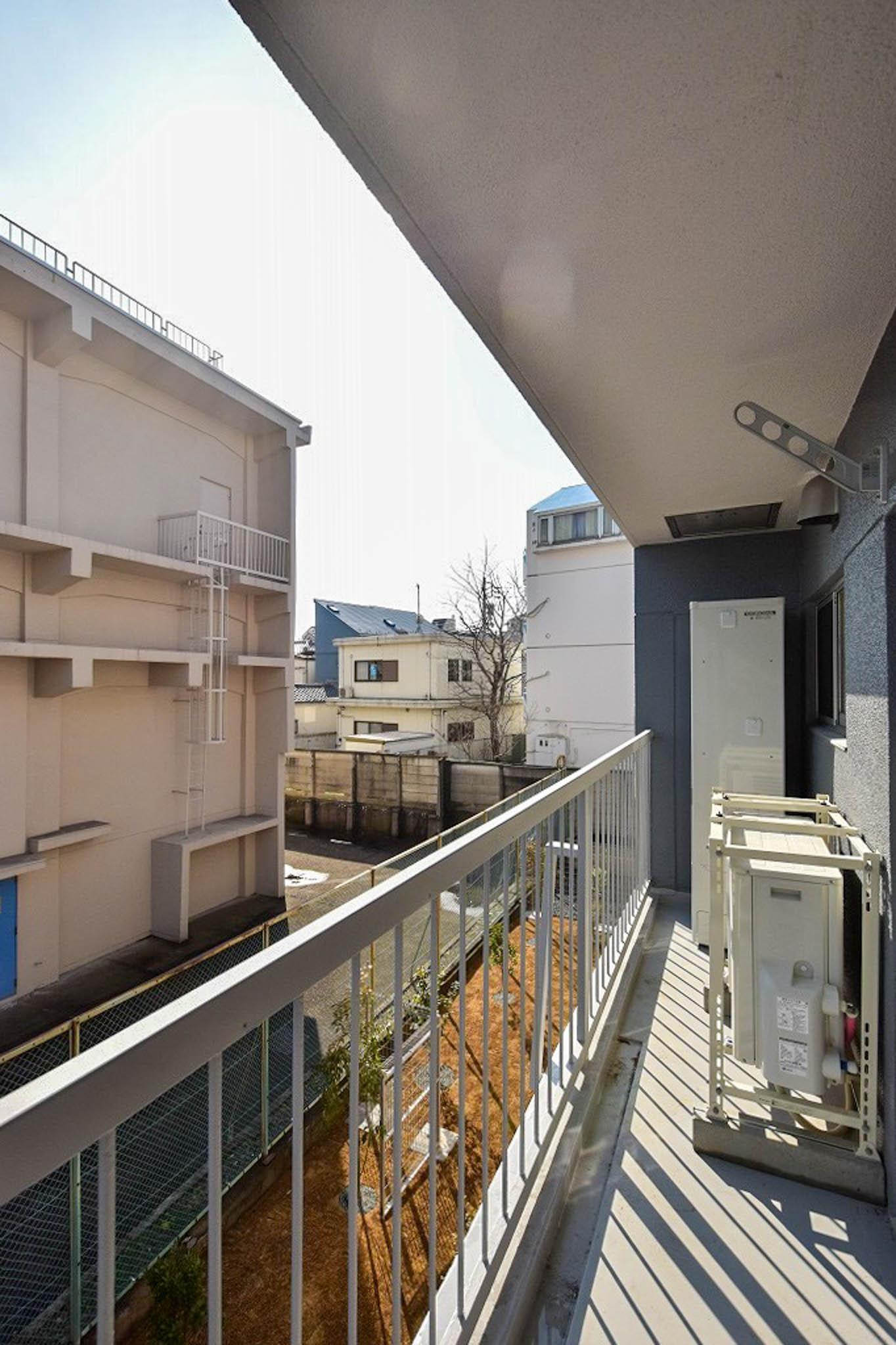 品川区豊町の賃貸物件/バルコニー。南側には変電施設がある（写真は2階のもの）
