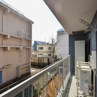 品川区豊町の賃貸物件/バルコニー。南側には変電施設がある（写真は2階のもの）