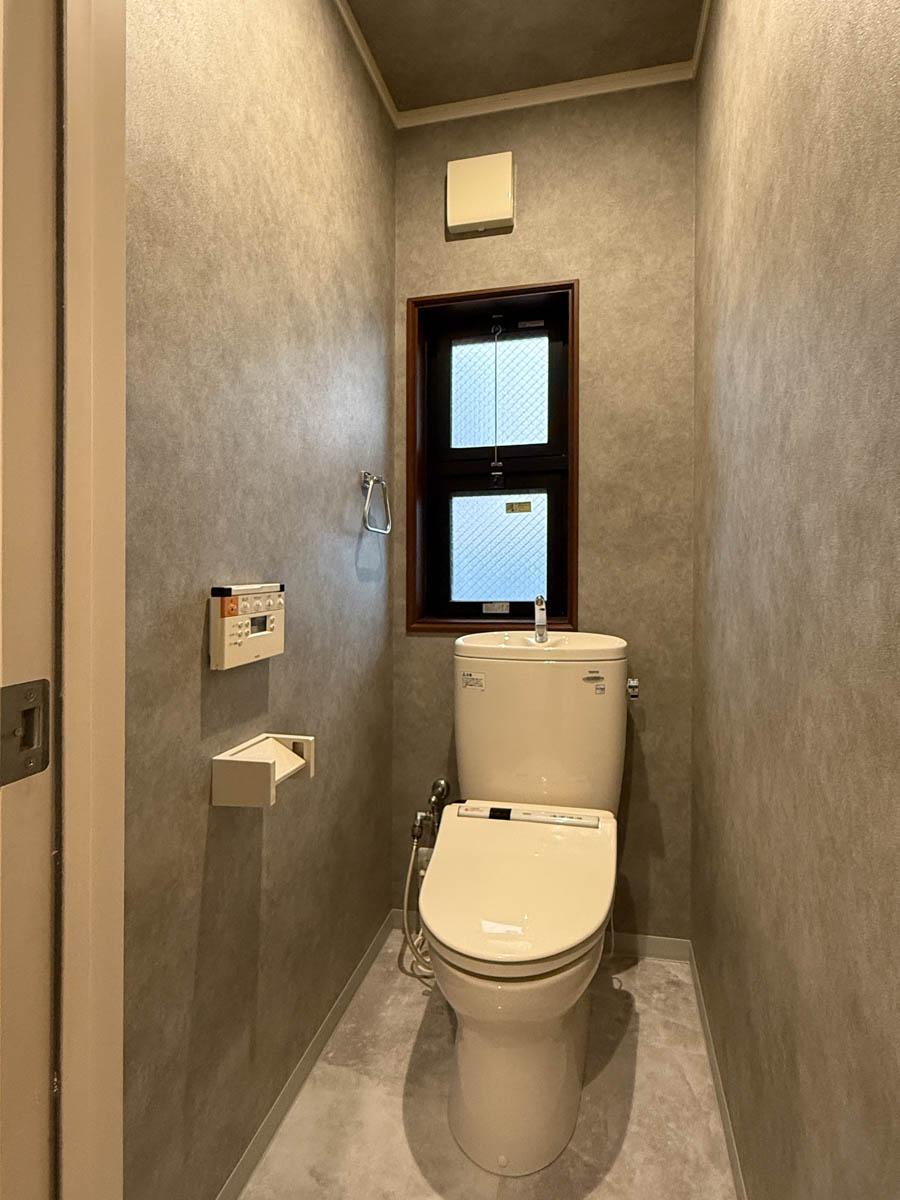港区高輪の賃貸物件/トイレはグレーを基調にした空間