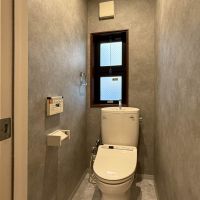 港区高輪の賃貸物件/トイレはグレーを基調にした空間